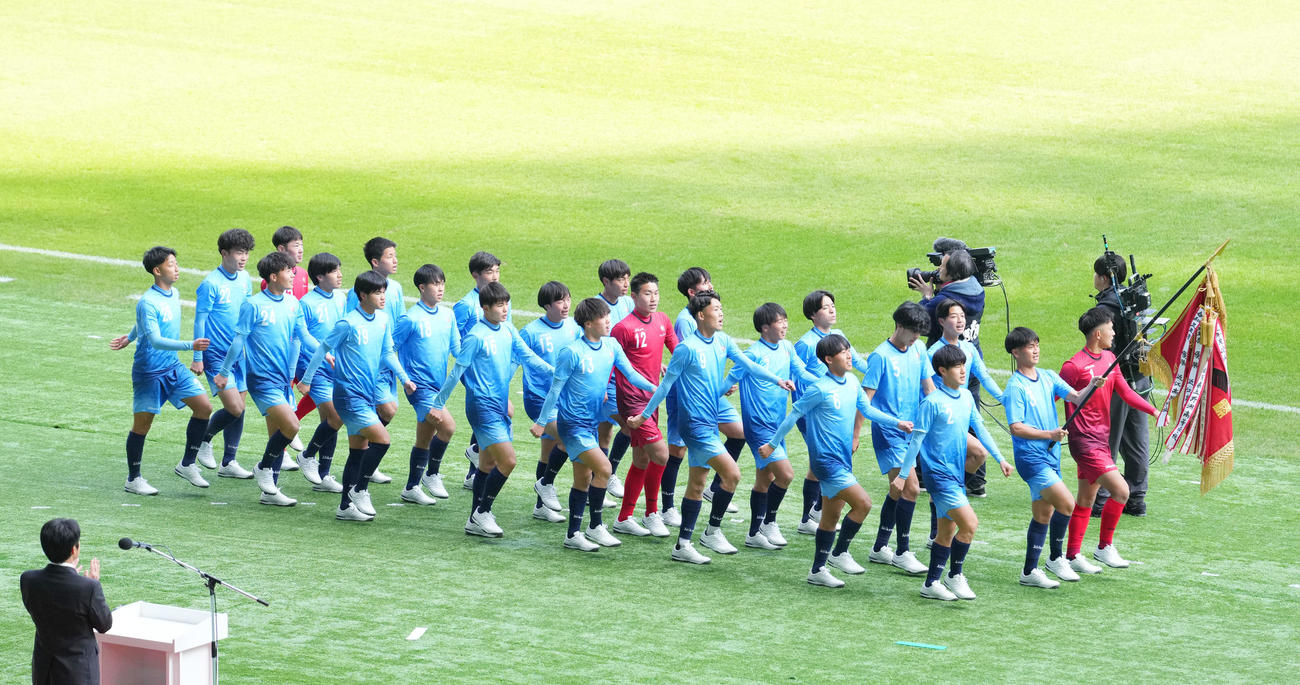 開会式で行進する近江イレブン（撮影・横山健太）