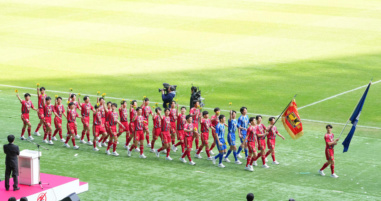 開会式で行進する帝京第三イレブン（撮影・横山健太）