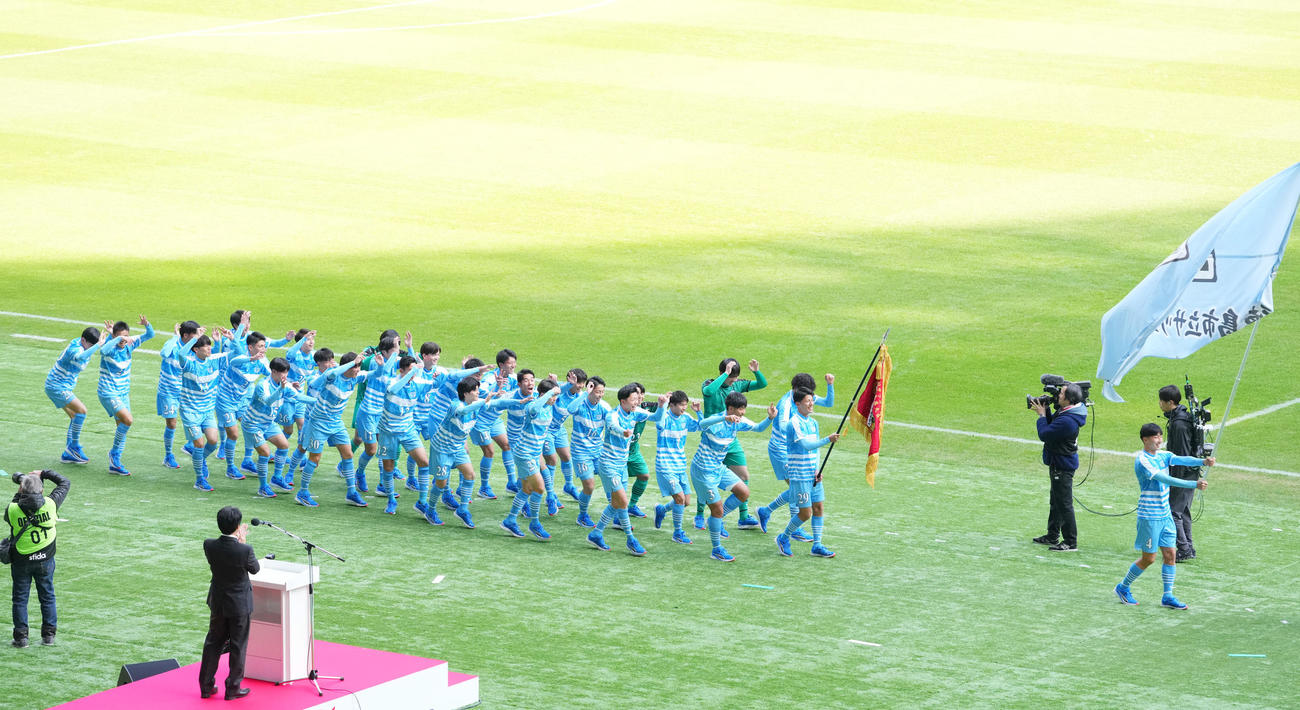 開会式で行進する徳島市立イレブン（撮影・横山健太）