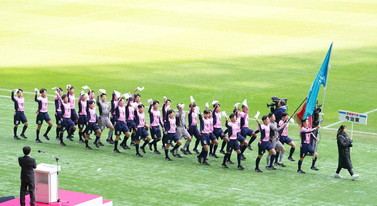 開会式で行進する今治東イレブン（撮影・横山健太）