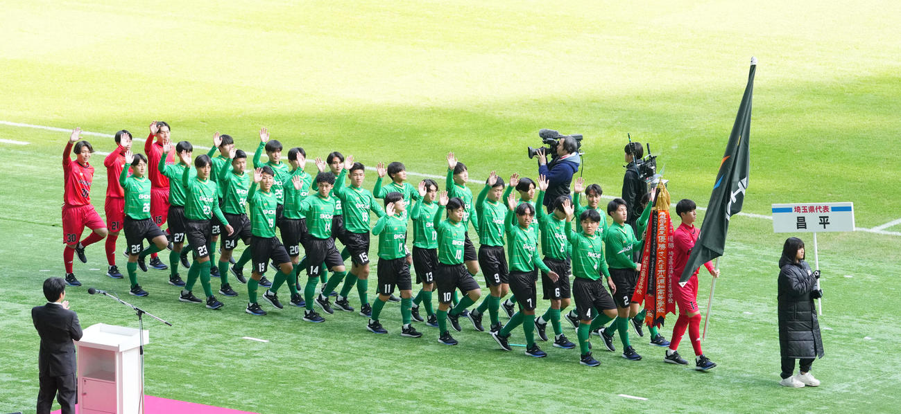 開会式で行進する昌平イレブン（撮影・横山健太）