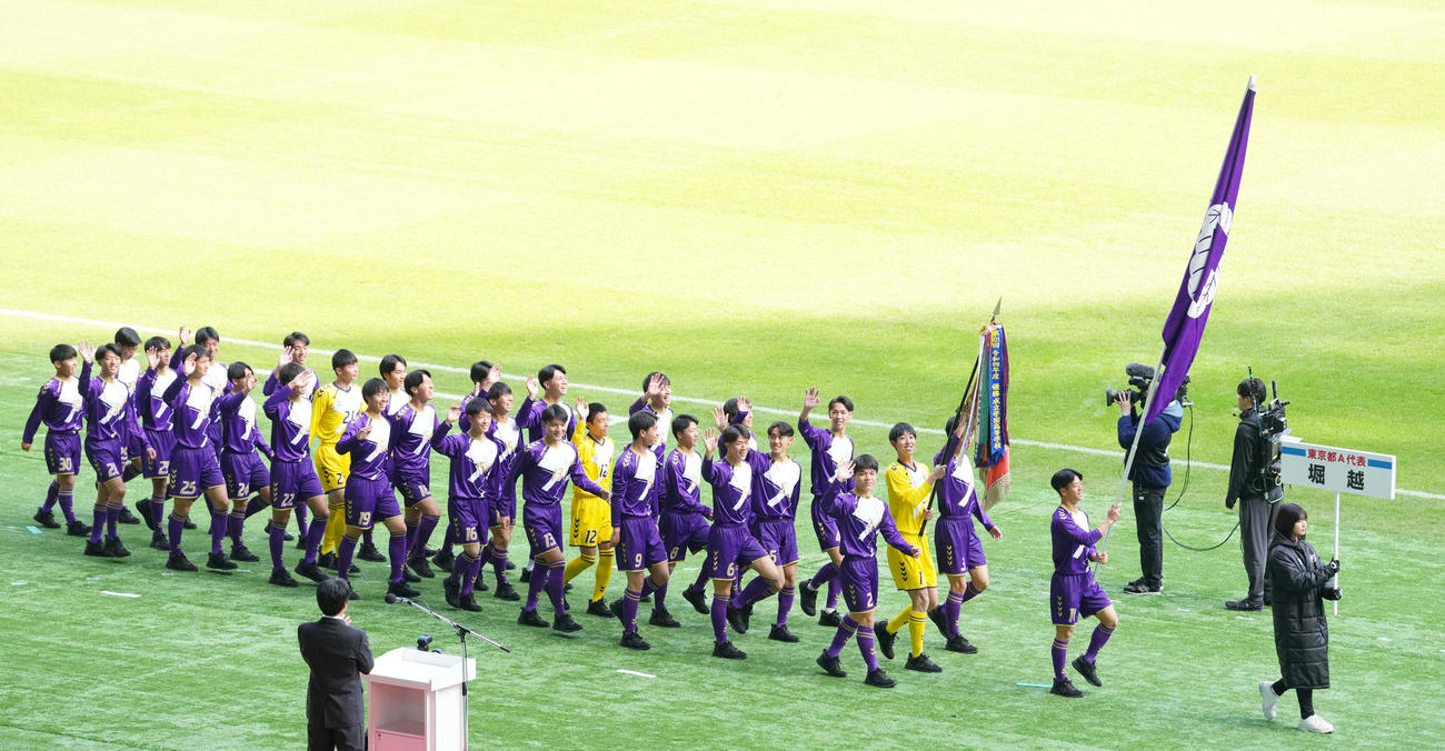 開会式で行進する堀越イレブン（撮影・横山健太）