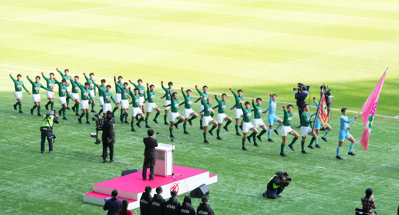 開会式で行進する青森山田イレブン（撮影・横山健太）