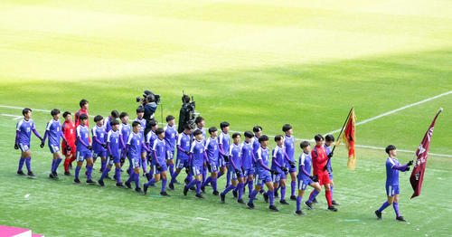 開会式で行進する富山第一イレブン（撮影・横山健太）