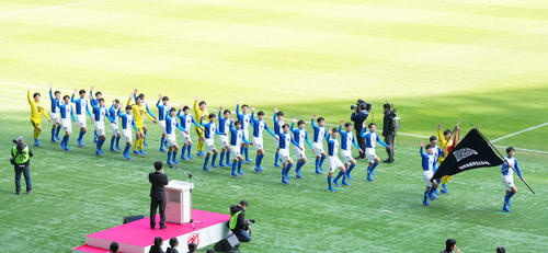 開会式で行進する遠野イレブン（撮影・横山健太）