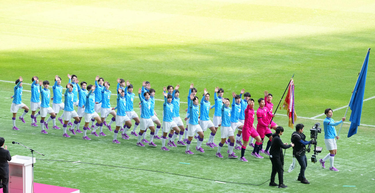 開会式で行進する飯塚イレブン（撮影・横山健太）