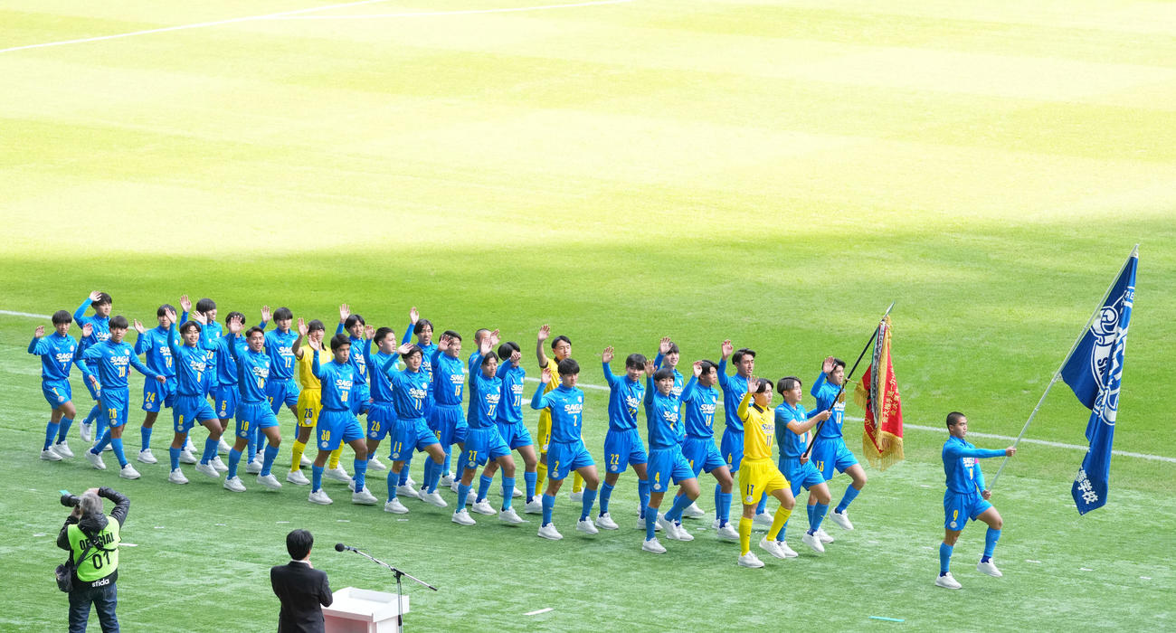 開会式で行進する佐賀東イレブン（撮影・横山健太）