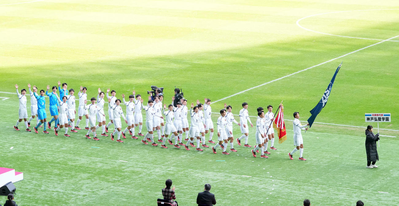 開会式で行進する神戸弘陵学園イレブン（撮影・横山健太）