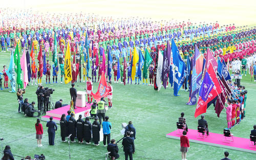 開会式で選手宣誓をする名古屋・田中(撮影・横山健太)