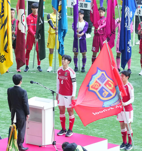 開会式で選手宣誓をする名古屋・田中(中央)(撮影・横山健太)