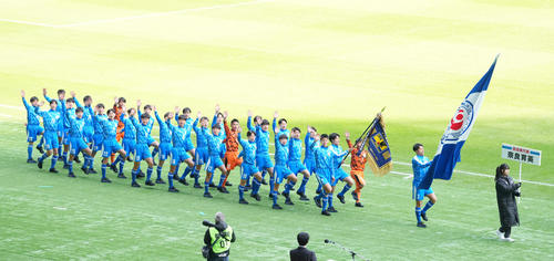 開会式で行進する奈良育英イレブン(撮影・横山健太)
