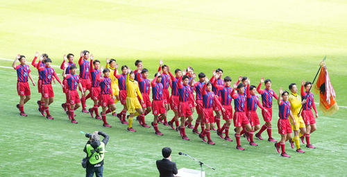 開会式で行進する初芝橋本イレブン(撮影・横山健太)