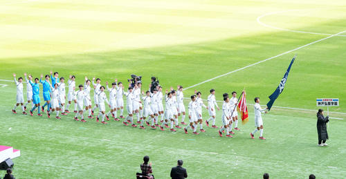 開会式で行進する神戸弘陵学園イレブン(撮影・横山健太)