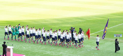 開会式で行進する米子北イレブン(撮影・横山健太)