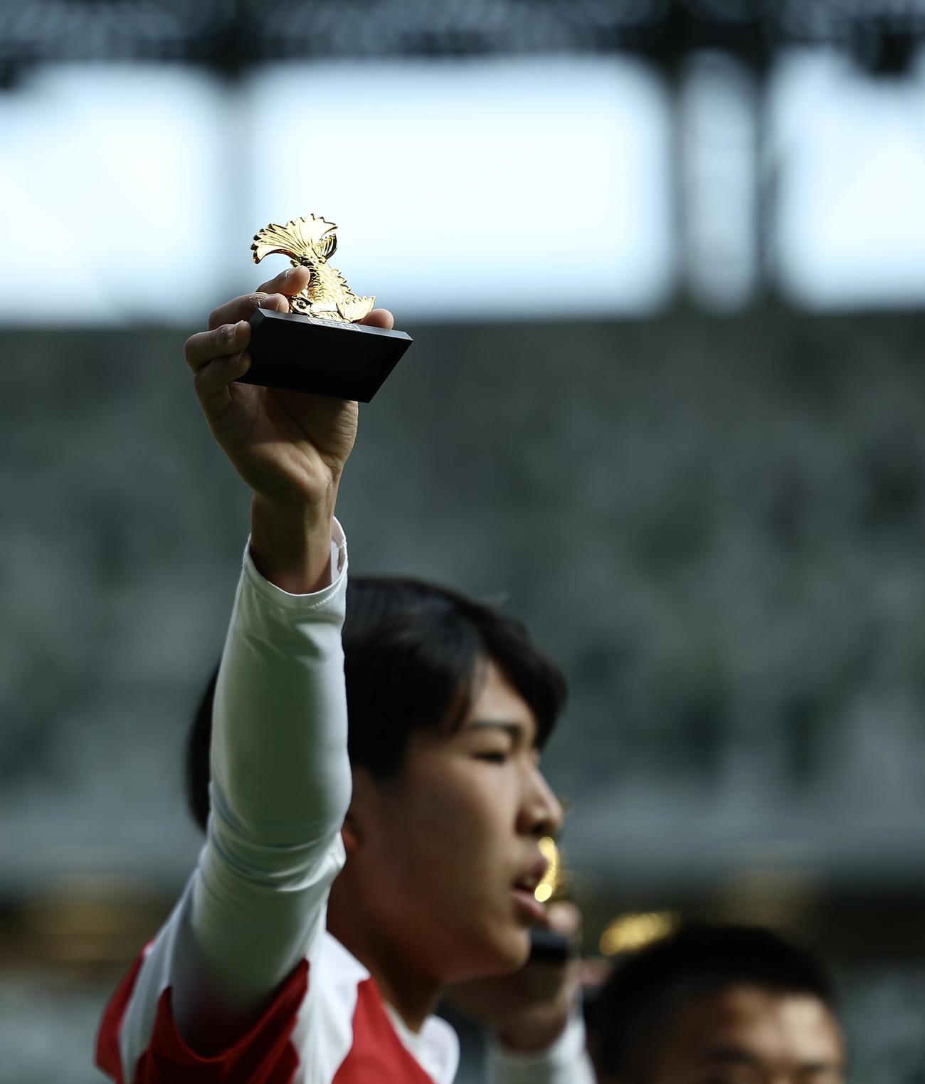 入場で金のしゃちほこを掲げる名古屋の選手たち（撮影・河田真司）