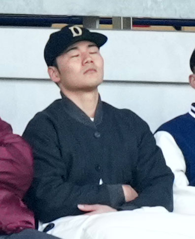 早実対広島国際学院　試合を見つめ悔しげな表情を浮かべる日本ハム清宮（撮影・横山健太）