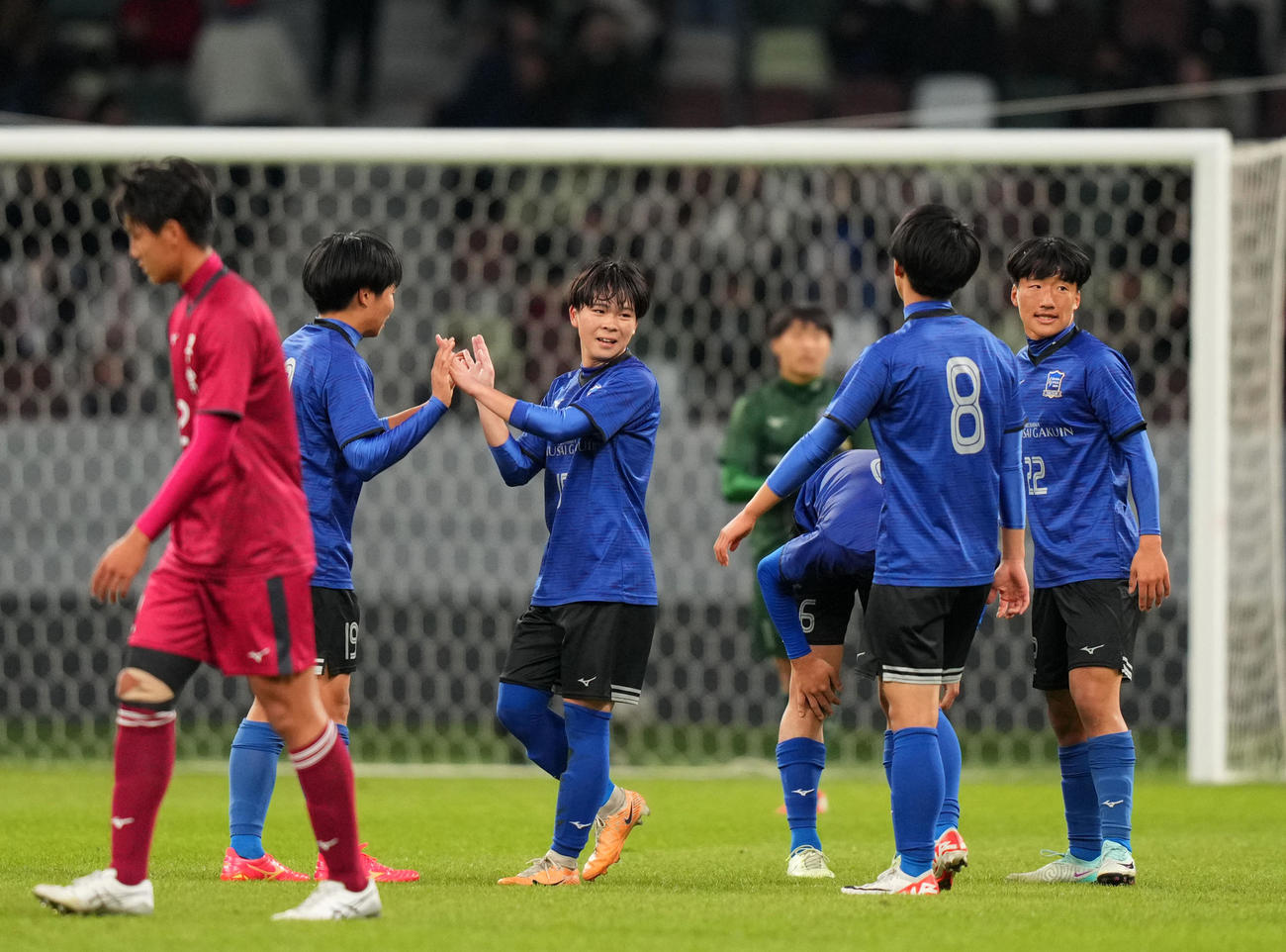 早実対広島国際学院　早実に勝利しタッチを交わす広島国際学院イレブン（撮影・横山健太）