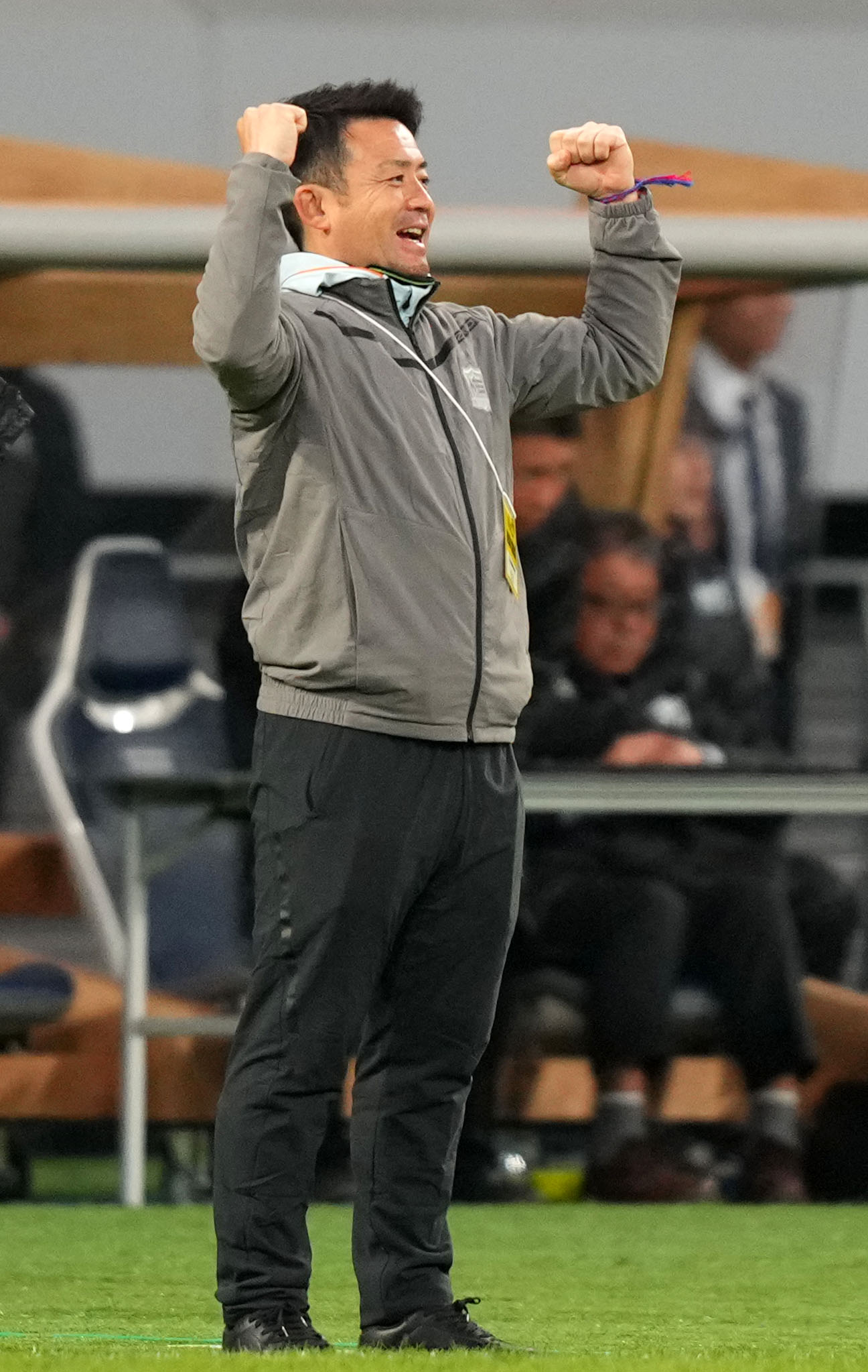 早実対広島国際学院　早実に勝利しガッツポーズする広島国際学院・谷崎監督（撮影・横山健太）