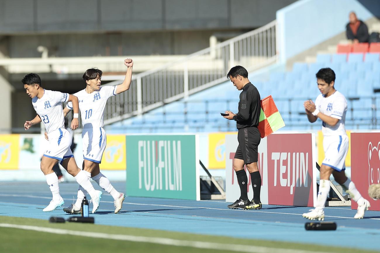 明秀日立対徳島市立　後半、先制ゴールを決める明秀日立・根岸（左から2人目）（撮影・河田真司）