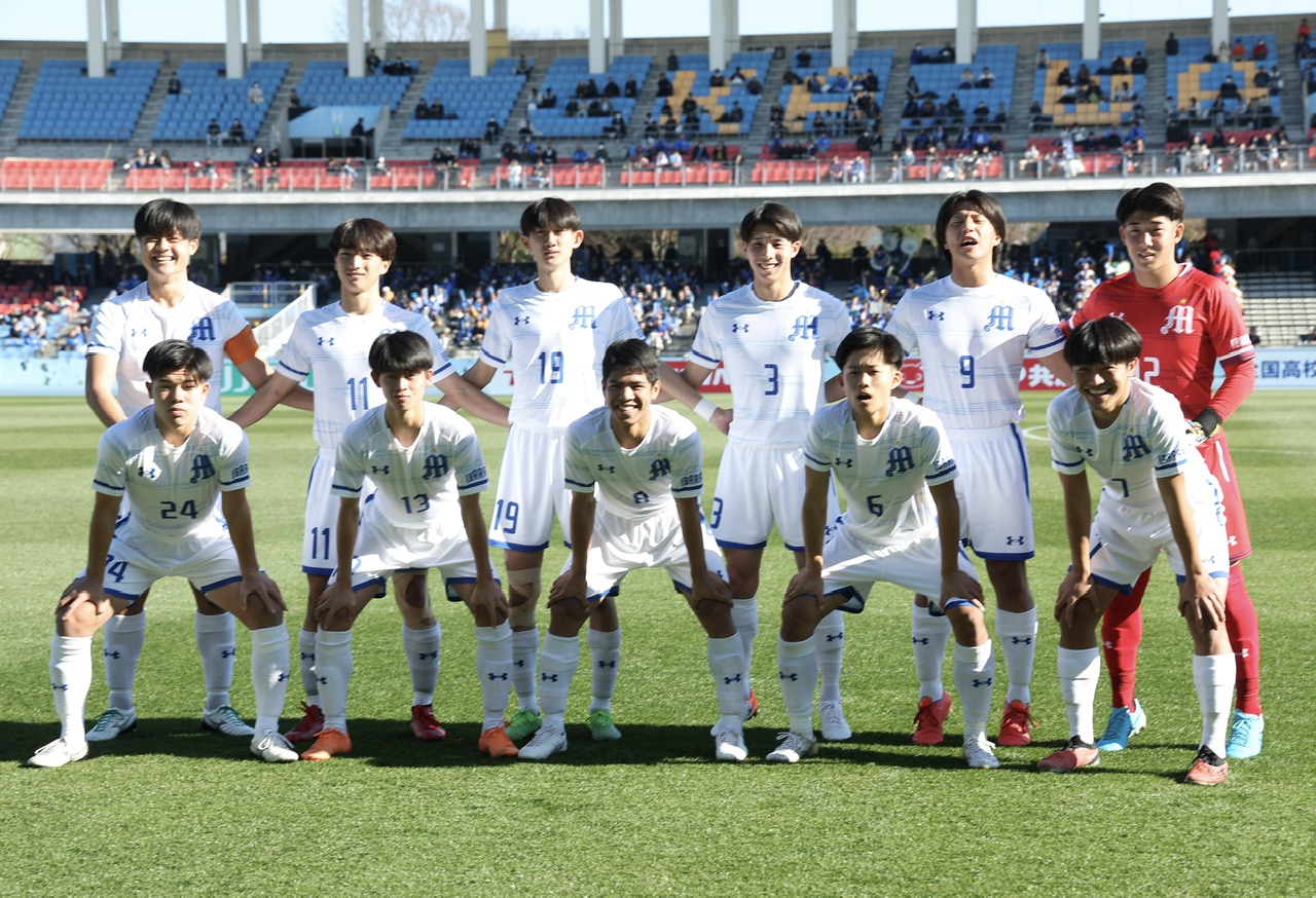 明秀日立対徳島市立　開始前、写真に納まる明秀日立イレブン（撮影・河田真司）