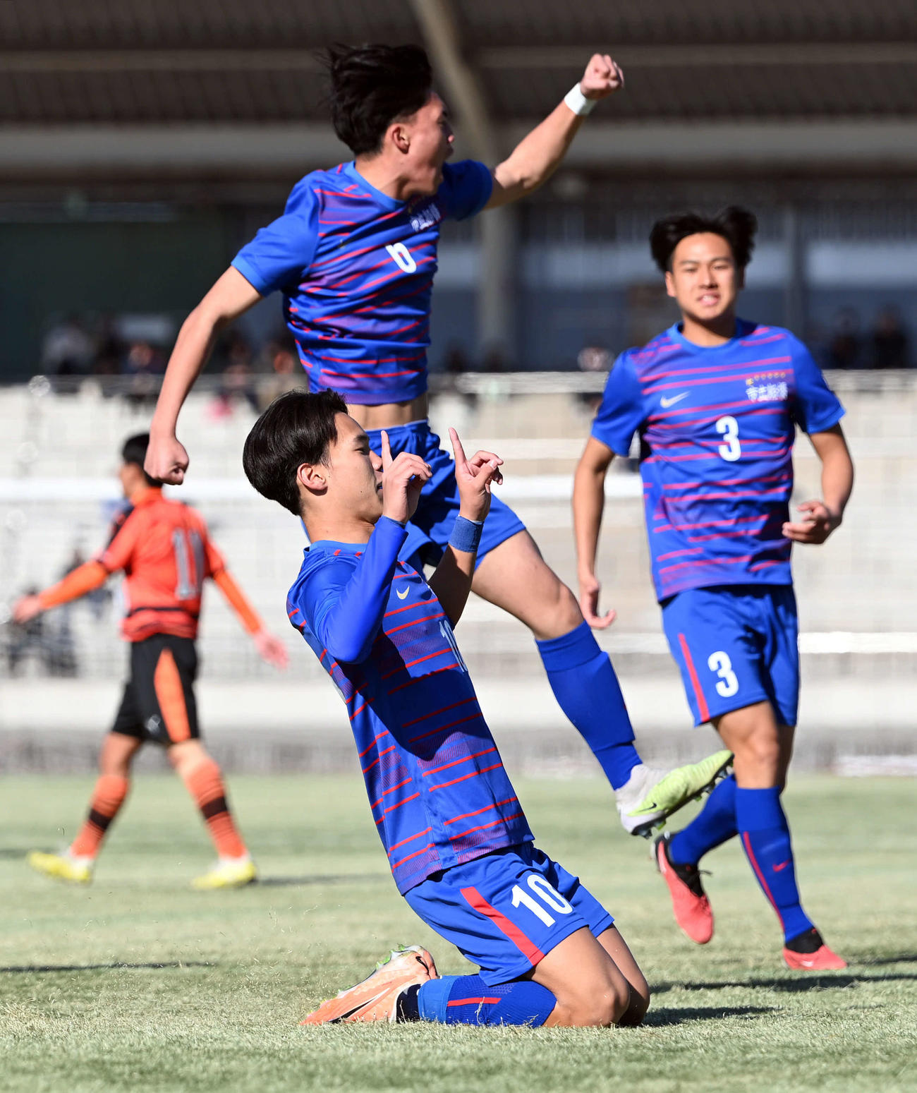 市船橋対高川学園　前半、先制のゴールを決め喜ぶ市船橋・郡司（手前）（撮影・たえ見朱実）