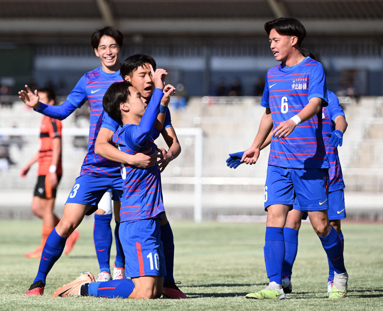 市船橋対高川学園　前半、先制のゴールを決める市船橋・郡司（左から3人目（撮影・たえ見朱実）