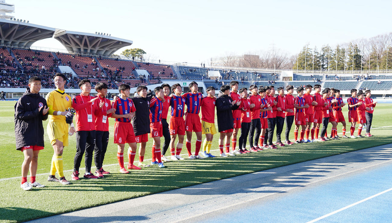 帝京三対初芝橋本　試合後、勝利し応援席にあいさつする初芝橋本の選手たち（撮影・江口和貴）