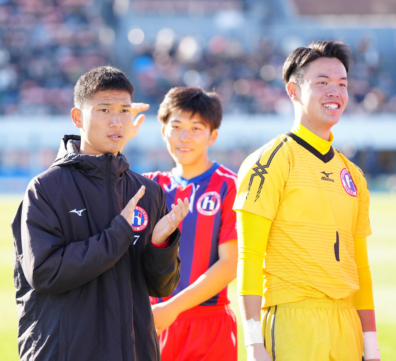 帝京三対初芝橋本　試合後、応援席にあいさつする初芝橋本・大丸（左）（撮影・江口和貴）