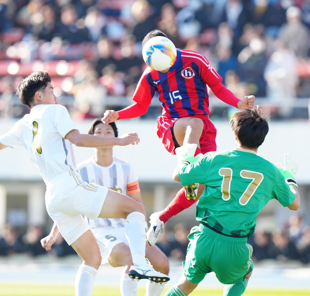 帝京三対初芝橋本　前半、ヘディングでゴールを決める初芝橋本・大丸（中央）（撮影・江口和貴）