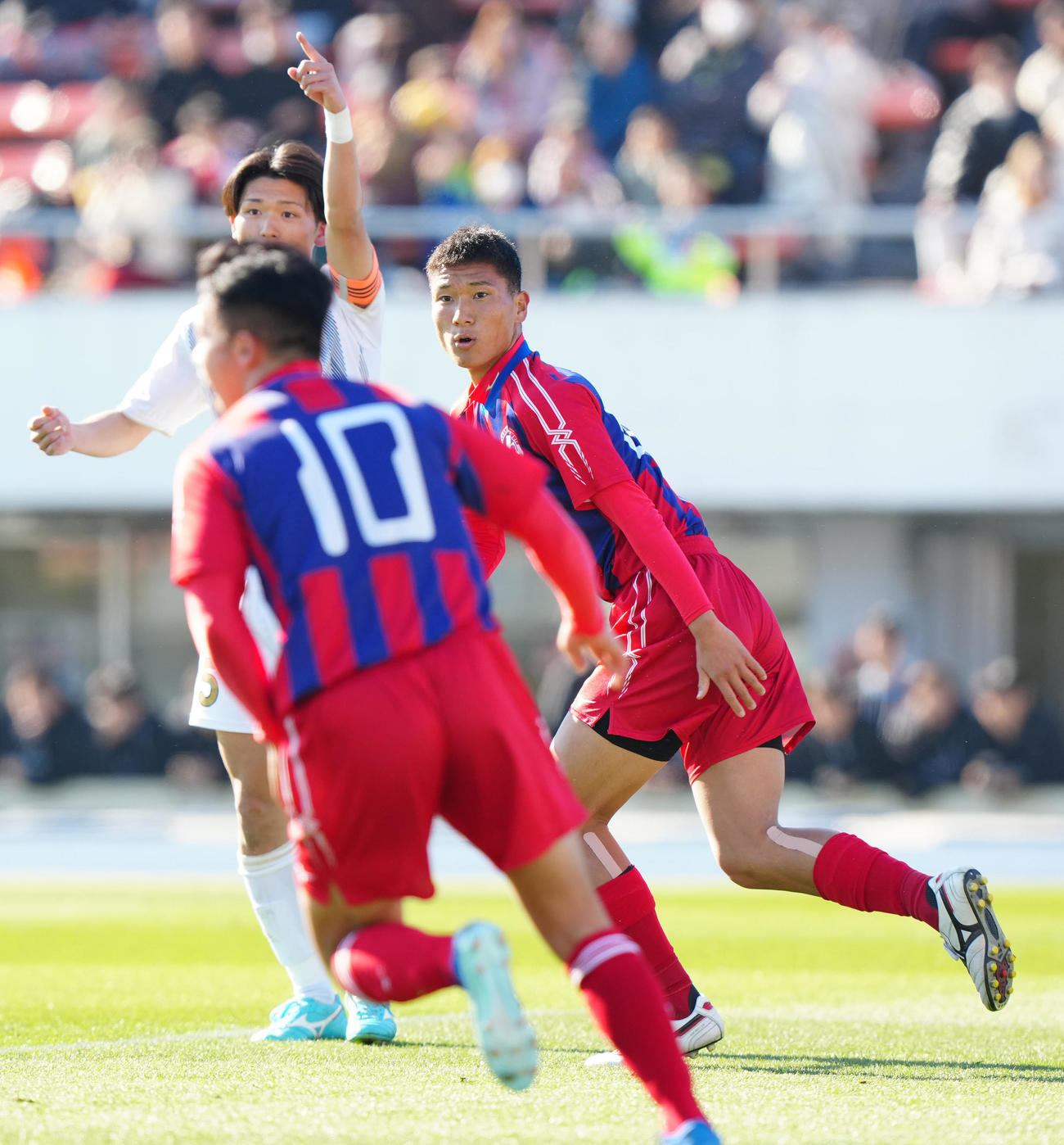 帝京三対初芝橋本　前半、ヘディングでゴールを決めた初芝橋本・大丸（右）（撮影・江口和貴）