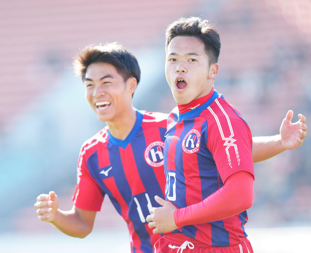 帝京三対初芝橋本　前半、チーム3点目となるゴールを決め喜ぶ初芝橋本・朝野（右）（撮影・江口和貴）