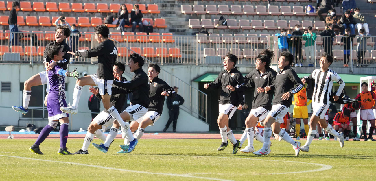 名古屋対日章学園　PK戦を制し全国初勝利に沸く名古屋イレブン（撮影・小沢裕）