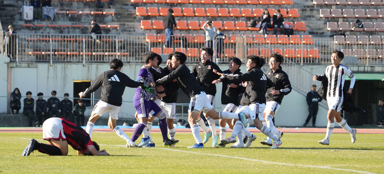 名古屋対日章学園　PK戦を制し全国初勝利に沸く名古屋イレブン（撮影・小沢裕）