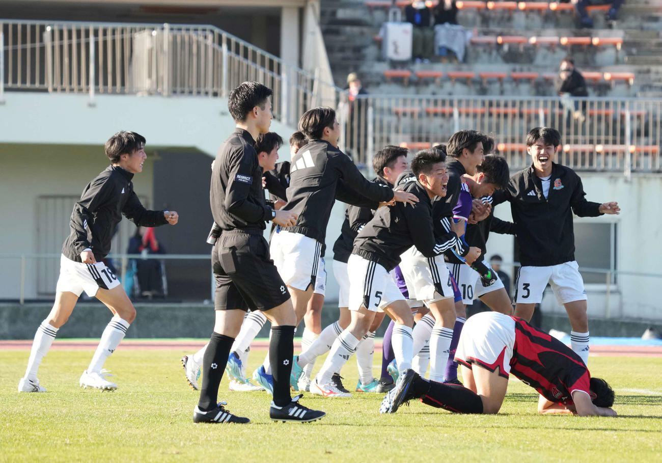 名古屋対日章学園　PK戦を制し全国初勝利に沸く名古屋イレブン（撮影・小沢裕）