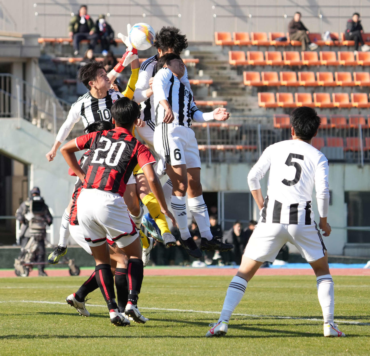 名古屋対日章学園　前半、名古屋・足立（中央）は同点ゴールを奪う（撮影・小沢裕）