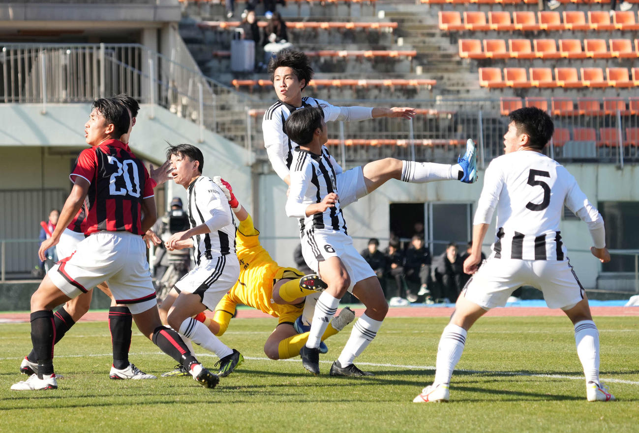 名古屋対日章学園　前半、名古屋・足立（中央）は同点ゴールを奪う（撮影・小沢裕）