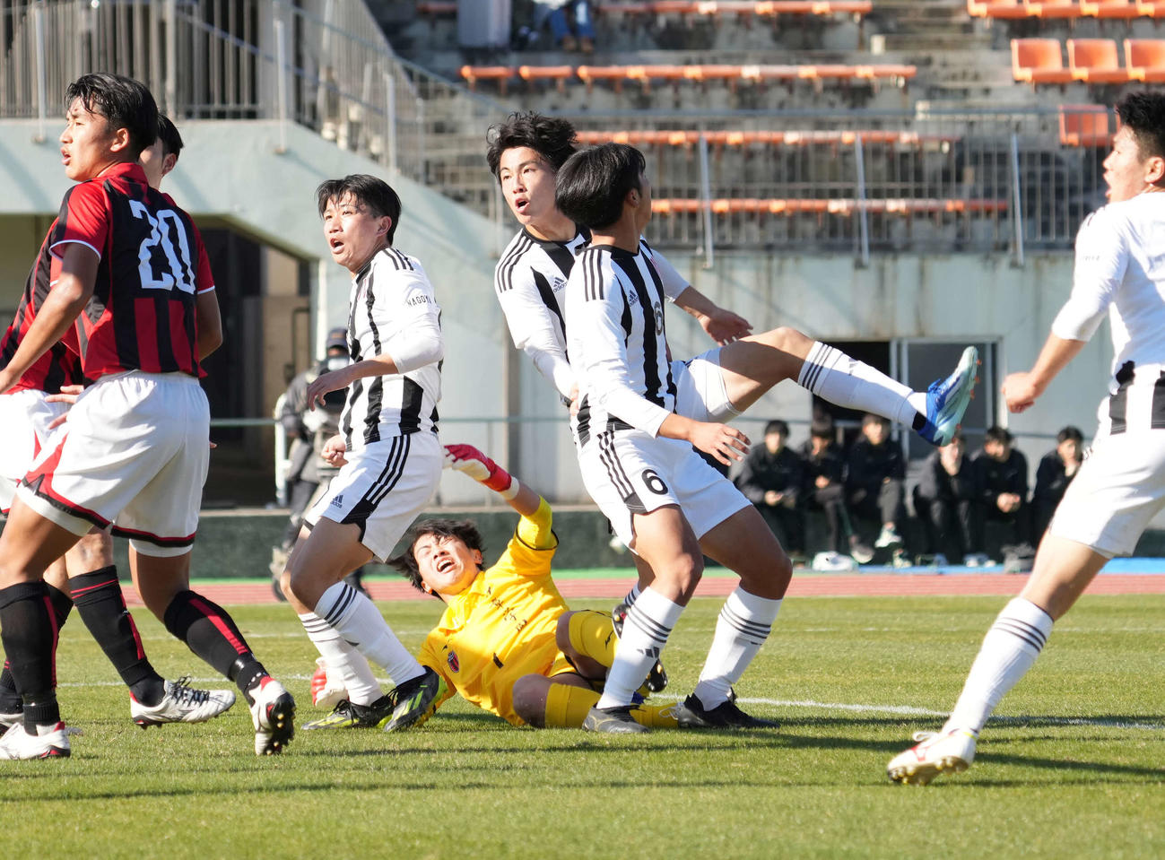 名古屋対日章学園　前半、名古屋・足立（中央）は同点ゴールを奪う（撮影・小沢裕）