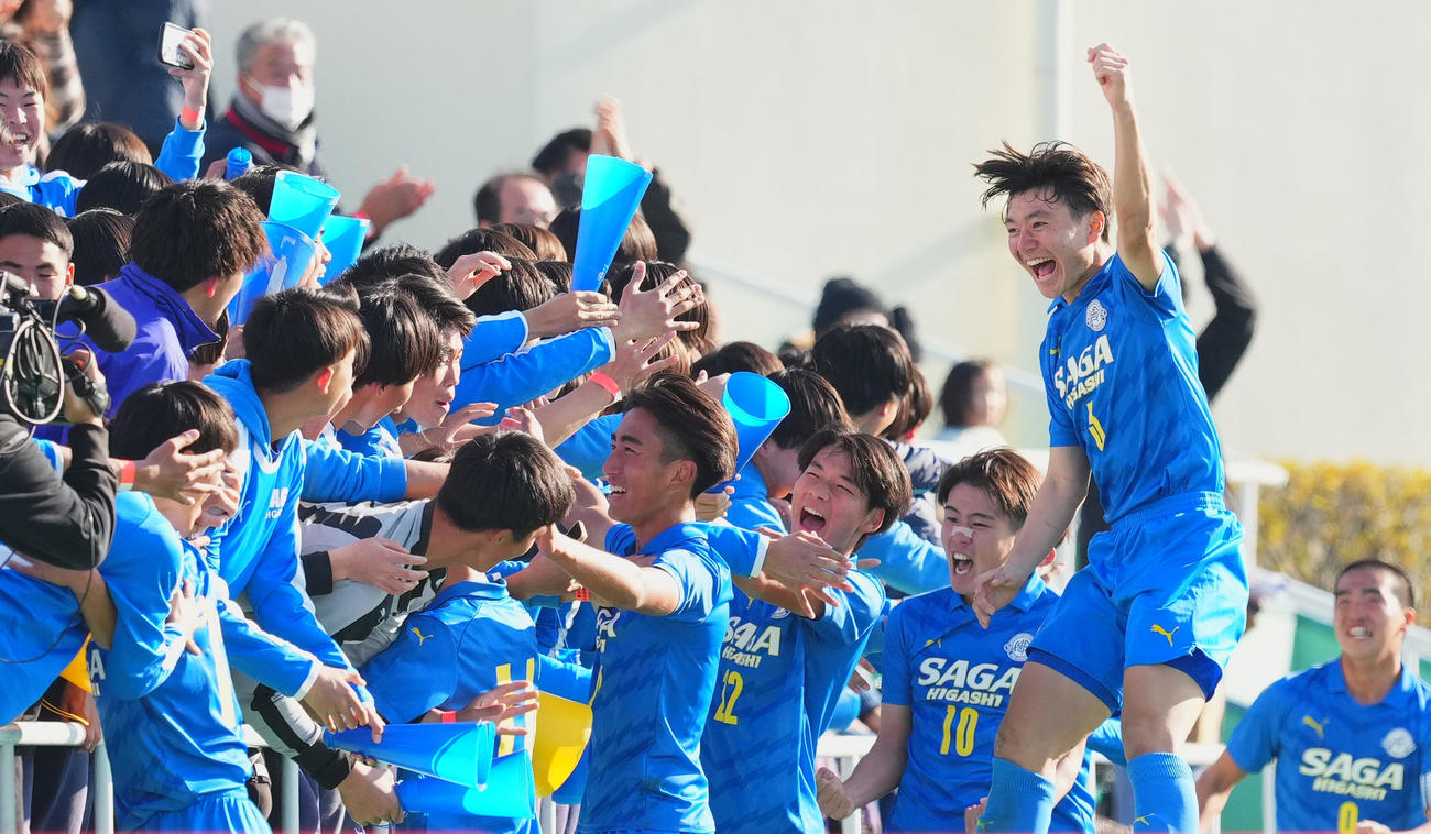 丸岡対佐賀東　後半、江頭が決勝ゴールとなるPKを決め、応援席のチームメートたちといっしょに喜ぶ佐賀東の選手たち（撮影・菅敏）