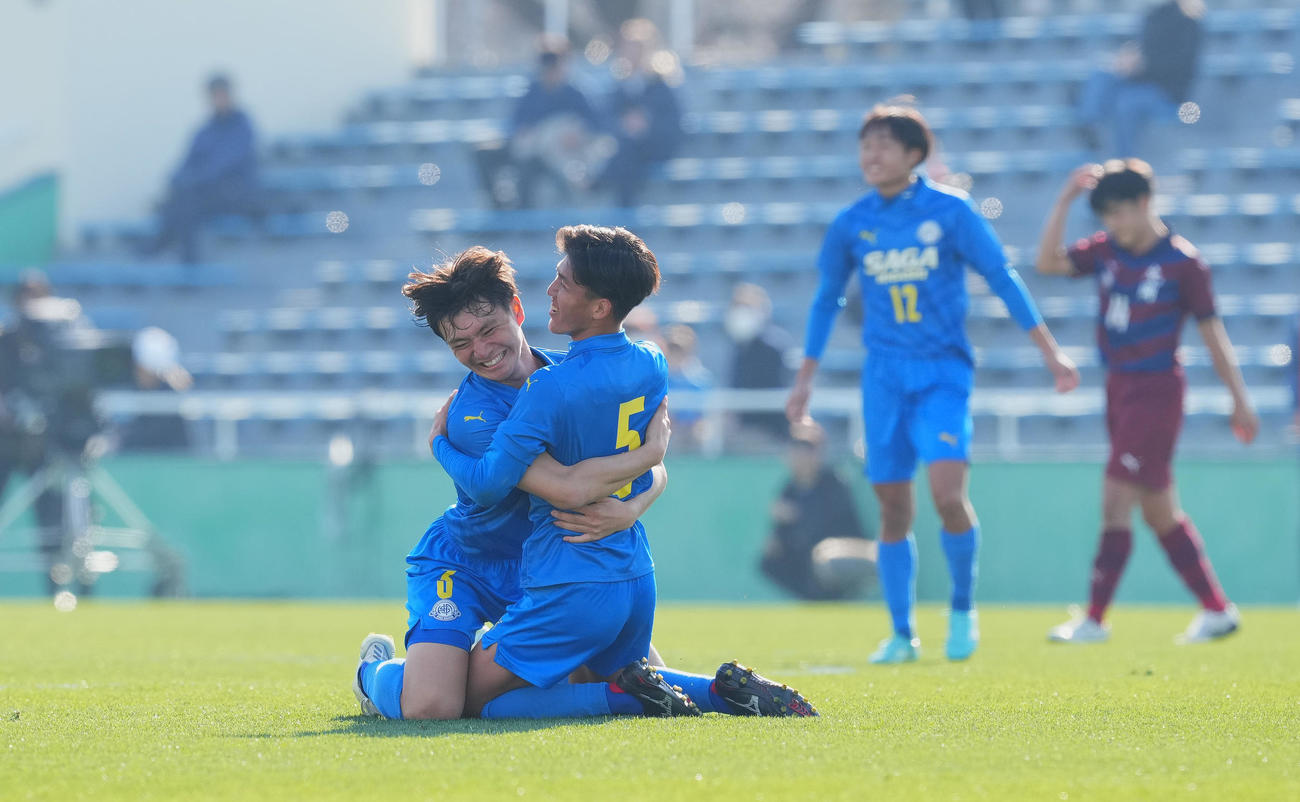 丸岡を破り、田中佑磨（左）と抱き合う佐賀東・江頭（撮影・菅敏）