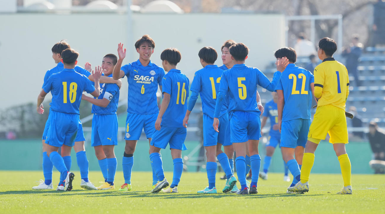 丸岡に勝利し、喜ぶ佐賀東の選手たち（撮影・菅敏）