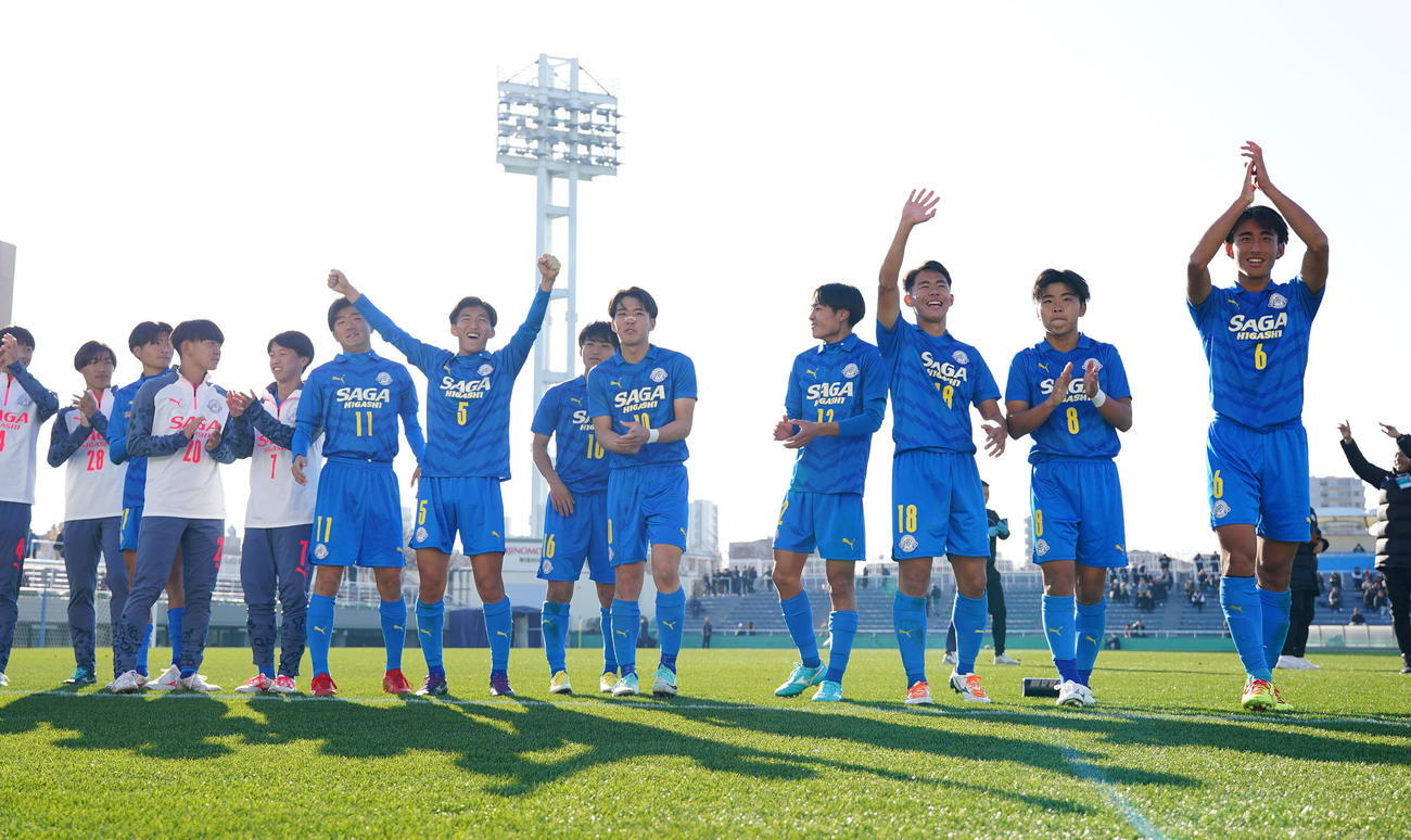 丸岡に勝利し、喜ぶ佐賀東の選手たち（撮影・菅敏）