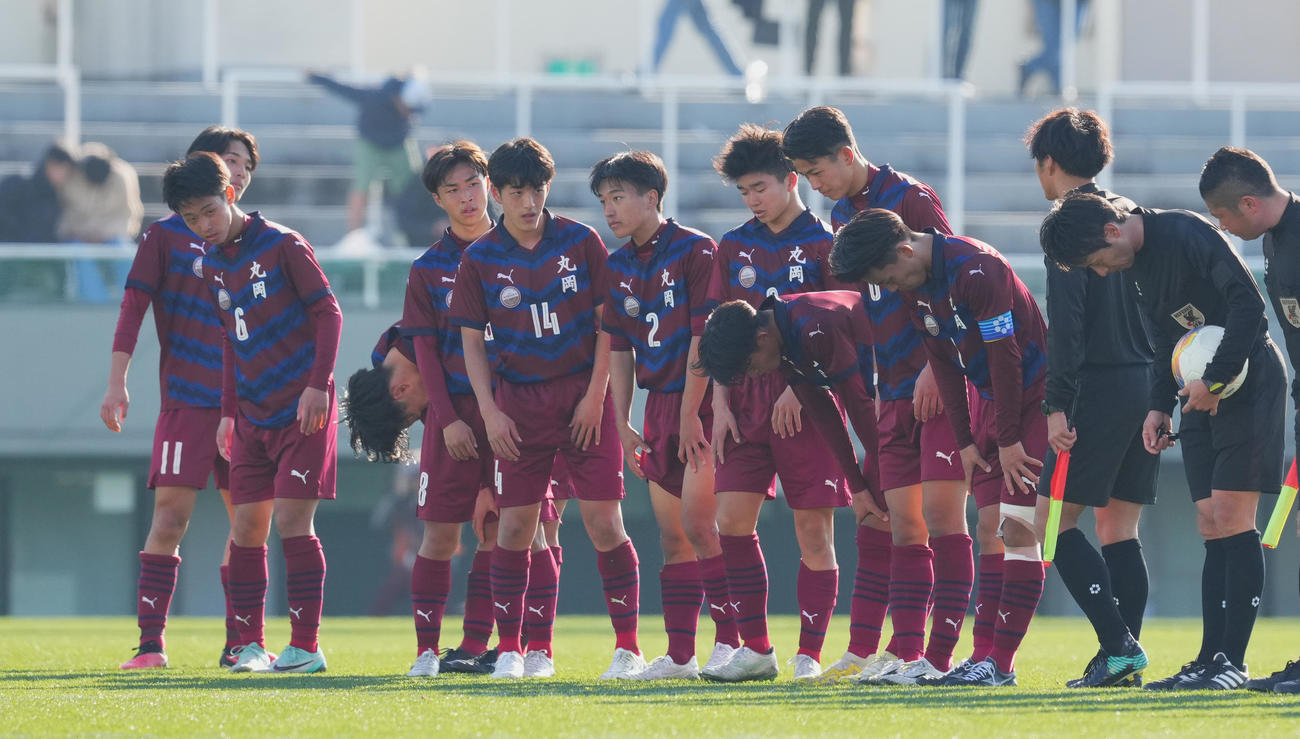 佐賀東に敗れ、肩を落とす丸岡の選手たち（撮影・菅敏）