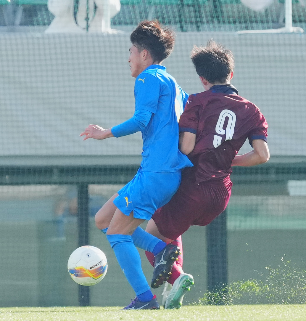 丸岡対佐賀東　後半、佐賀東・江頭（左）と交錯し、ファウルをとられる丸岡・西村（撮影・菅敏）