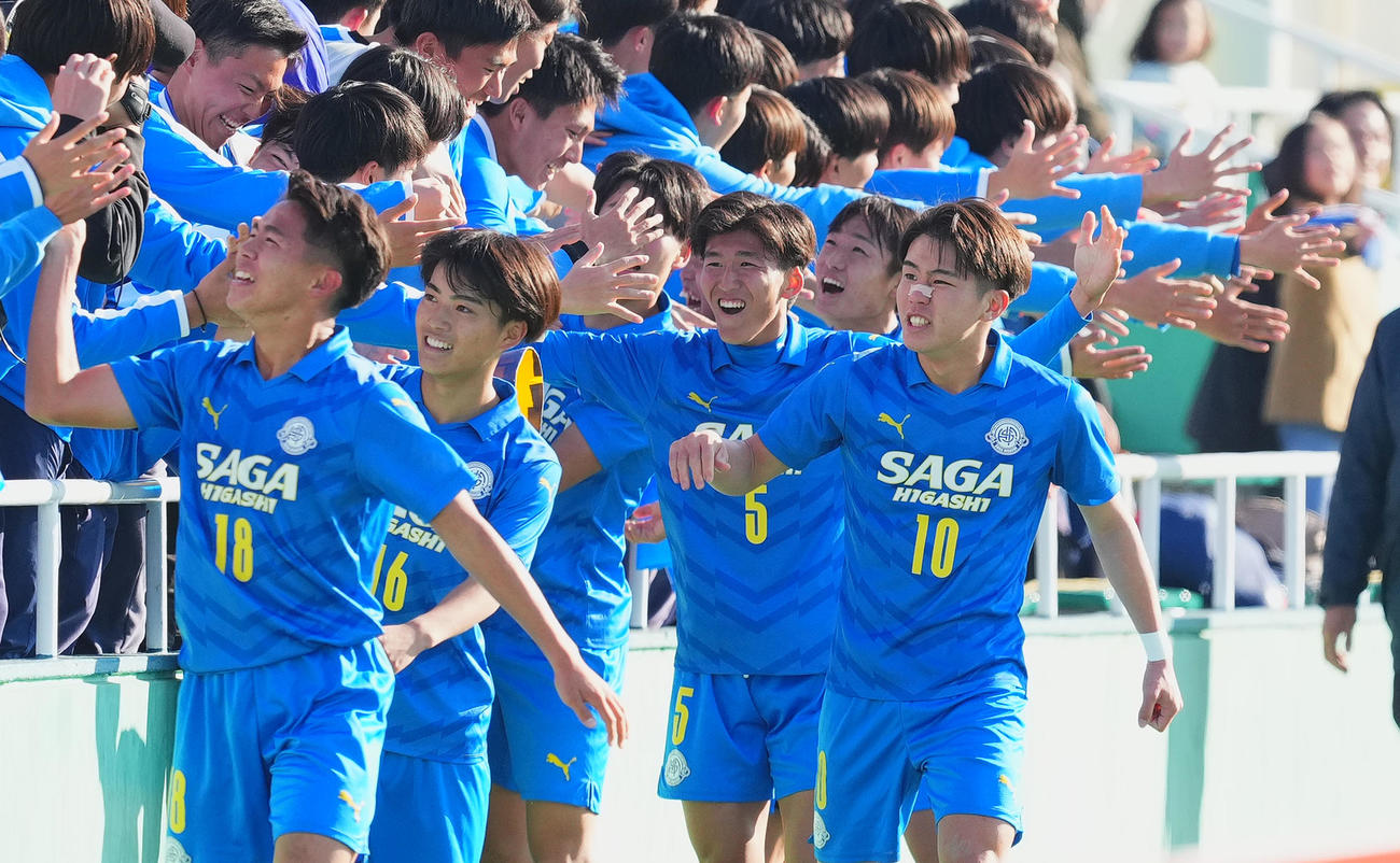 丸岡対佐賀東　後半、PKを決め、スタンドに駆け寄りタッチをする佐賀東・江頭（中央）ら選手たち（撮影・菅敏）