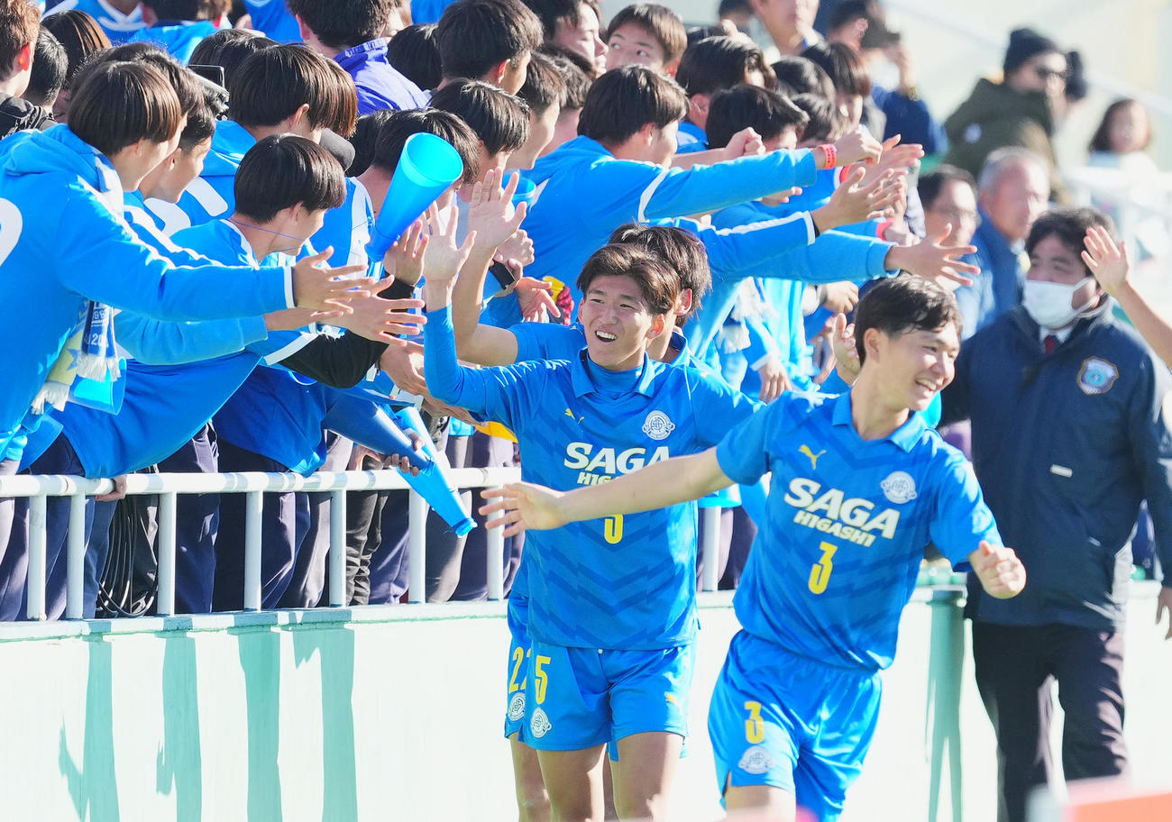 丸岡対佐賀東　後半、PKを決め、スタンドに駆け寄りタッチをする佐賀東・江頭（中央）ら選手たち（撮影・菅敏）