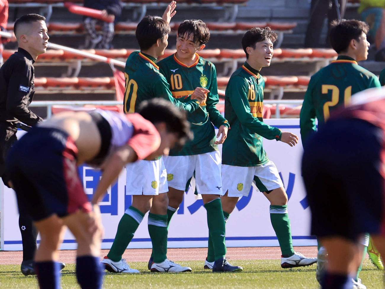 静岡学園対明徳義塾　後半、チーム6点目のゴールをFKで決めた静岡学園・高田（中央）はイレブンに祝福される（撮影・浅見桂子）