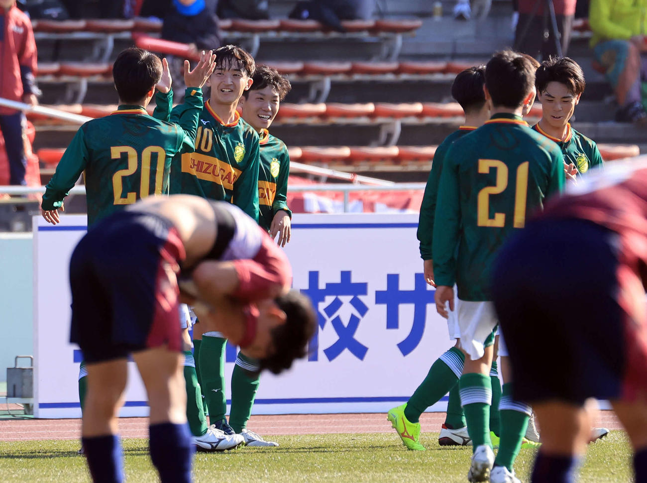 静岡学園対明徳義塾　後半、チーム6点目のゴールをFKで決めた静岡学園・高田（左から2人目）はイレブンに祝福される（撮影・浅見桂子）