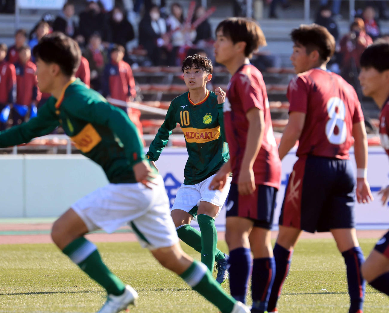 静岡学園対明徳義塾　後半、チーム6点目のゴールをFKで決める静岡学園・高田（中央）（撮影・浅見桂子）