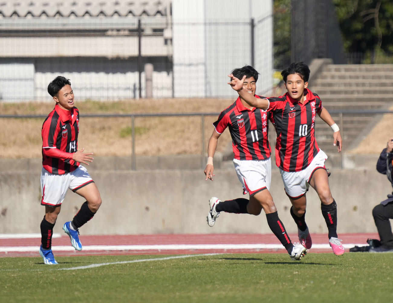 名古屋対日章学園　前半、日章学園・皆川（右）は先制ゴールを奪い大喜び（撮影・小沢裕）