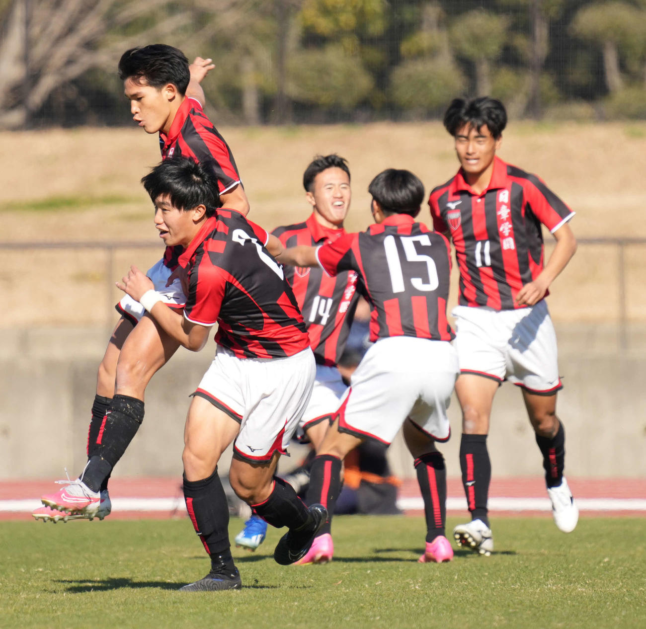 名古屋対日章学園　前半、日章学園・皆川（左）は先制ゴールを奪いイレブンの祝福を受ける（撮影・小沢裕）